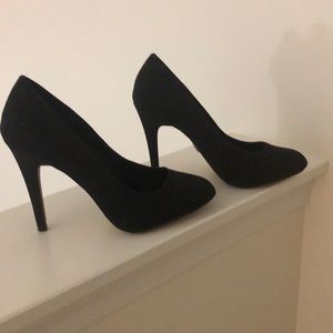 🎃 EUC! Rock & Republic faux Black suede pumps.